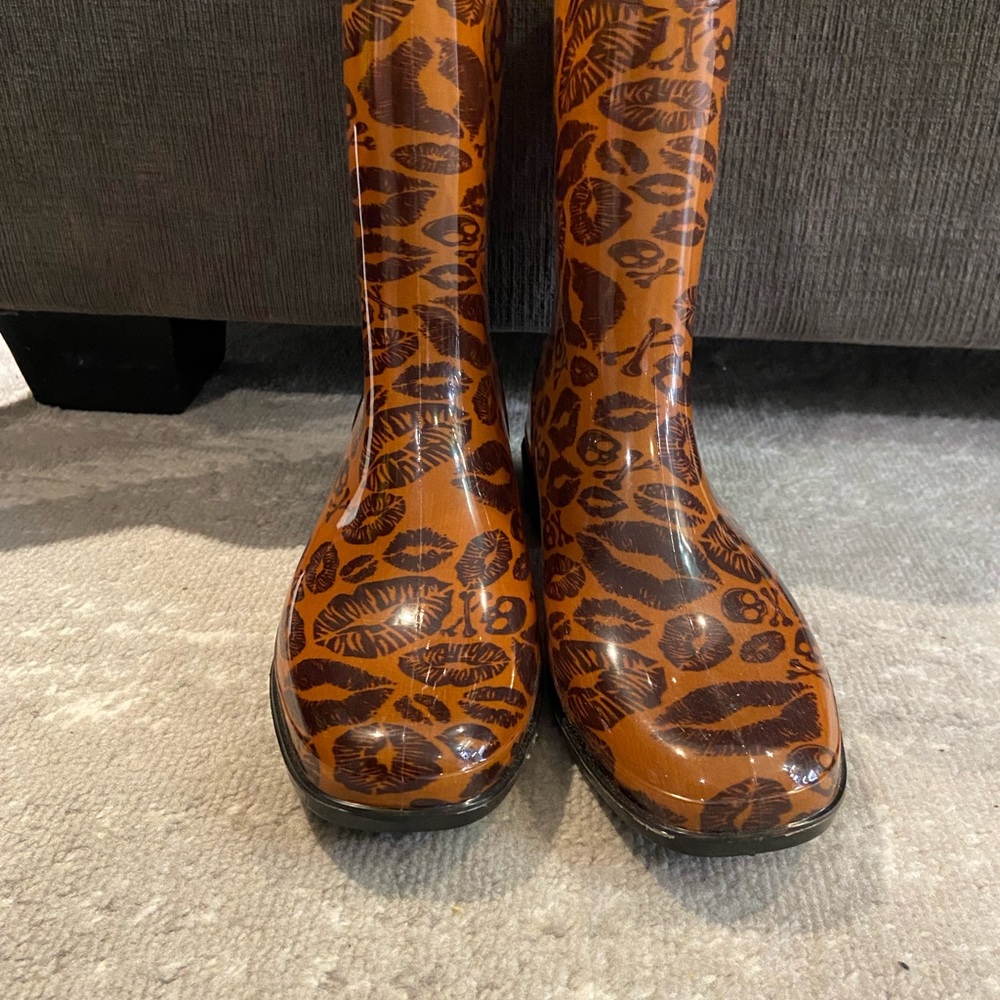 Iron Fist Brown Kiss-Print Rain Boots